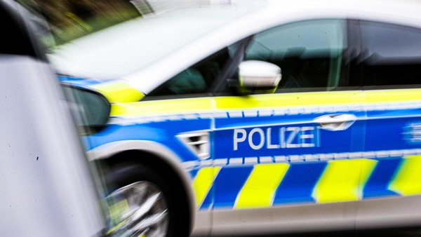 Radfahrer fährt in Dinslaken drei Autos an – und lässt die Zeugen einfach stehen