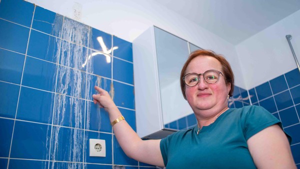 Schimmel in Wohnblock: Wasser läuft Richtung Steckdosen – Mieter verzweifeln