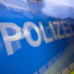 Unfall in Dinslaken: Radfahrer beschädigt drei Autos und flüchtet – Zeugen gesucht