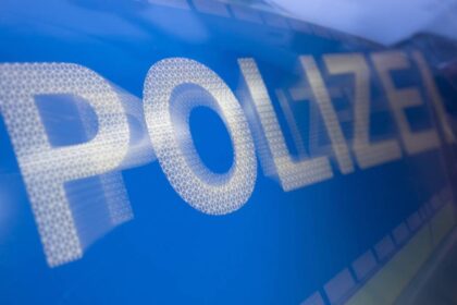 Unfall in Dinslaken: Radfahrer beschädigt drei Autos und flüchtet – Zeugen gesucht