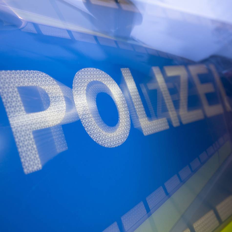 Unfall in Dinslaken: Radfahrer beschädigt drei Autos und flüchtet – Zeugen gesucht