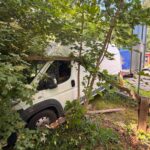 Unfall in Hünxe: Transporter kollidiert mit Auto – Fahrer steckt fest