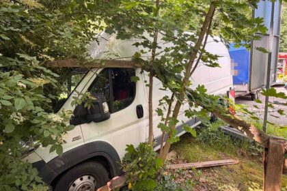 Unfall in Hünxe: Transporter kollidiert mit Auto – Fahrer steckt fest
