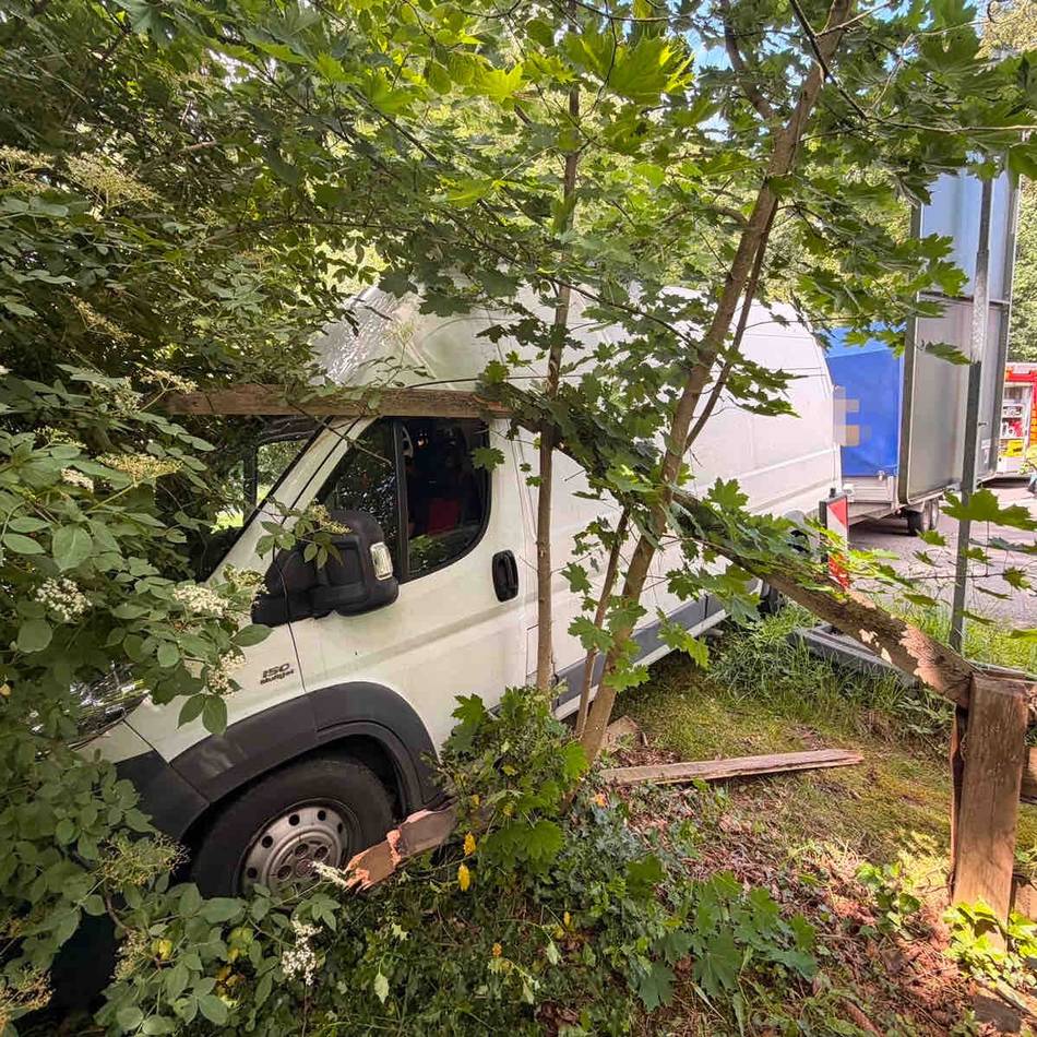 Unfall in Hünxe: Transporter kollidiert mit Auto – Fahrer steckt fest