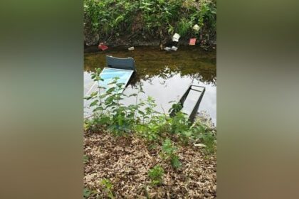 Vandalismus: Unbekannte werfen Bücherschrank in Dinslaken in den Rotbach
