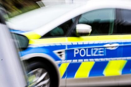 Voerde: Autofahrer zieht Verletzten nach Unfall von der Straße und flüchtet