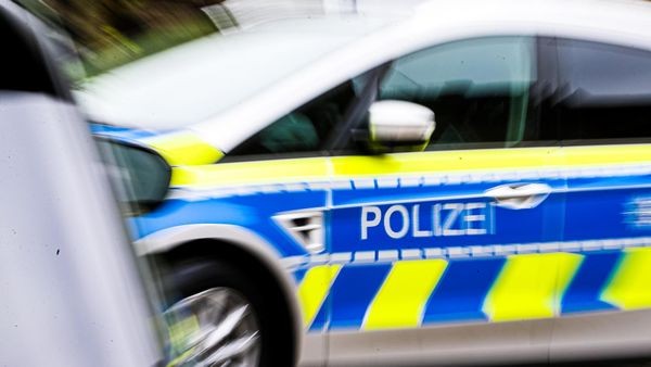 Voerde: Autofahrer zieht Verletzten nach Unfall von der Straße und flüchtet