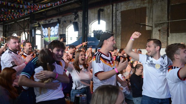 WM: Public Viewing in Dinslaken – Partystimmung und eine Liebesgeschichte