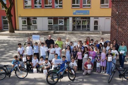 1600 Kilometer geradelt: Stadtwerke Dinslaken zeichnen Grundschulen aus