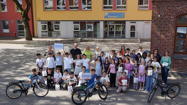 1600 Kilometer geradelt: Stadtwerke Dinslaken zeichnen Grundschulen aus