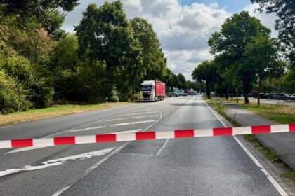 A3 bei Hünxe: Beißender Geruch aus Gefahrgut-Lkw – Feuerwehr im Einsatz