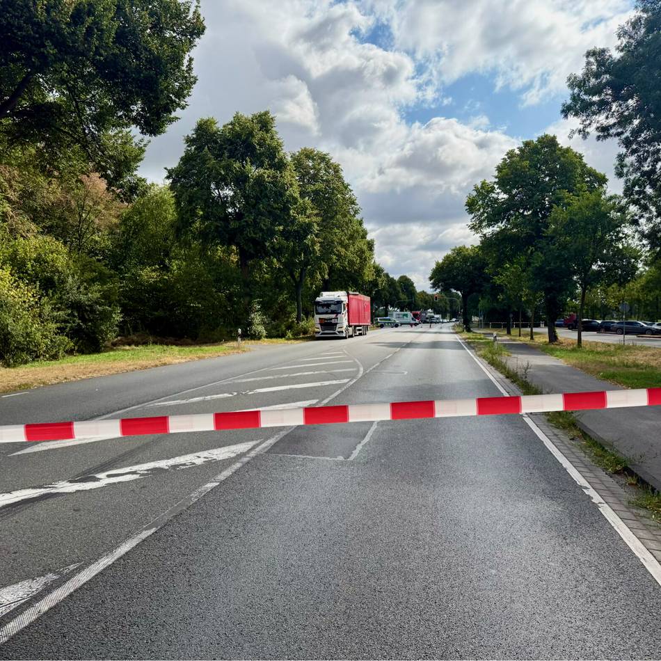 A3 bei Hünxe: Beißender Geruch aus Gefahrgut-Lkw – Feuerwehr im Einsatz