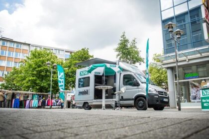 Beratung auf dem Neutorplatz – NRZ-Servicetour 2026 kommt nach Dinslaken