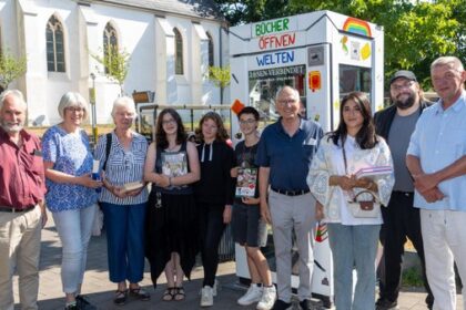 Bunte Bücher-Telefonzelle in Hiesfeld: Kinder gestalten kreatives Kunstprojekt