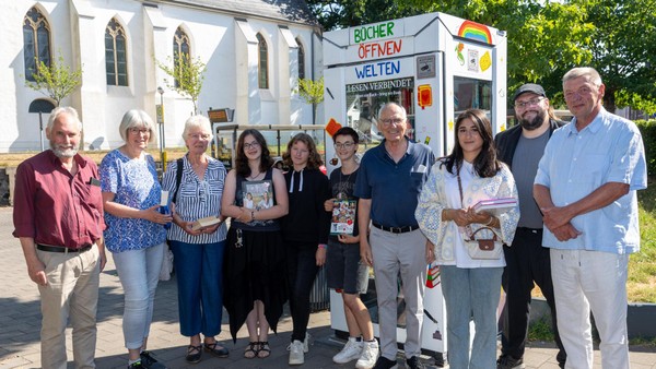 Bunte Bücher-Telefonzelle in Hiesfeld: Kinder gestalten kreatives Kunstprojekt