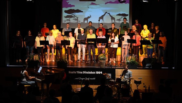 Chor Haste Töne begeistert Dinslakener Publikum mit „Feel good“-Konzert