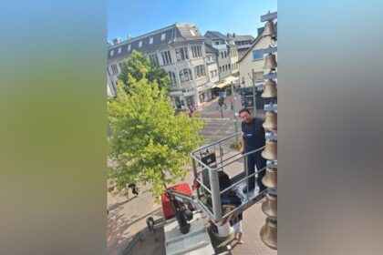 Dinslakener feiern Rückkehr des Glockenspiels: „Endlich wieder da“