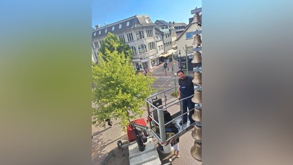 Dinslakener feiern Rückkehr des Glockenspiels: „Endlich wieder da“