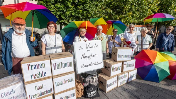 Mahnwache gegen Rechtsextremismus in Dinslaken: Erinnerung an Völkermord