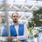 Mert (28) am Flughafen Düsseldorf: Da sind Kinder mit Schulranzen und gefesselte Eltern