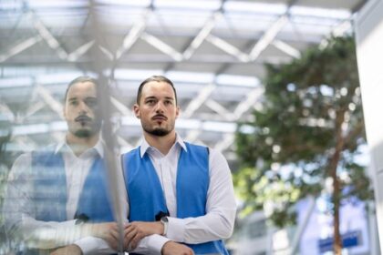 Mert (28) am Flughafen Düsseldorf: Da sind Kinder mit Schulranzen und gefesselte Eltern