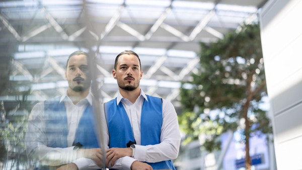 Mert (28) am Flughafen Düsseldorf: Da sind Kinder mit Schulranzen und gefesselte Eltern