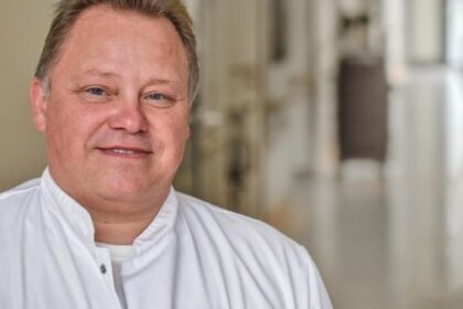 Seminar in Hünxe: Weseler Chefarzt stellt Operation mit Knie-Roboter vor