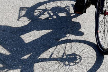 Unfall in Dinslaken: Pedelec-Fahrerin stürzt nach Ausweichmanöver – Autofahrer flüchtet