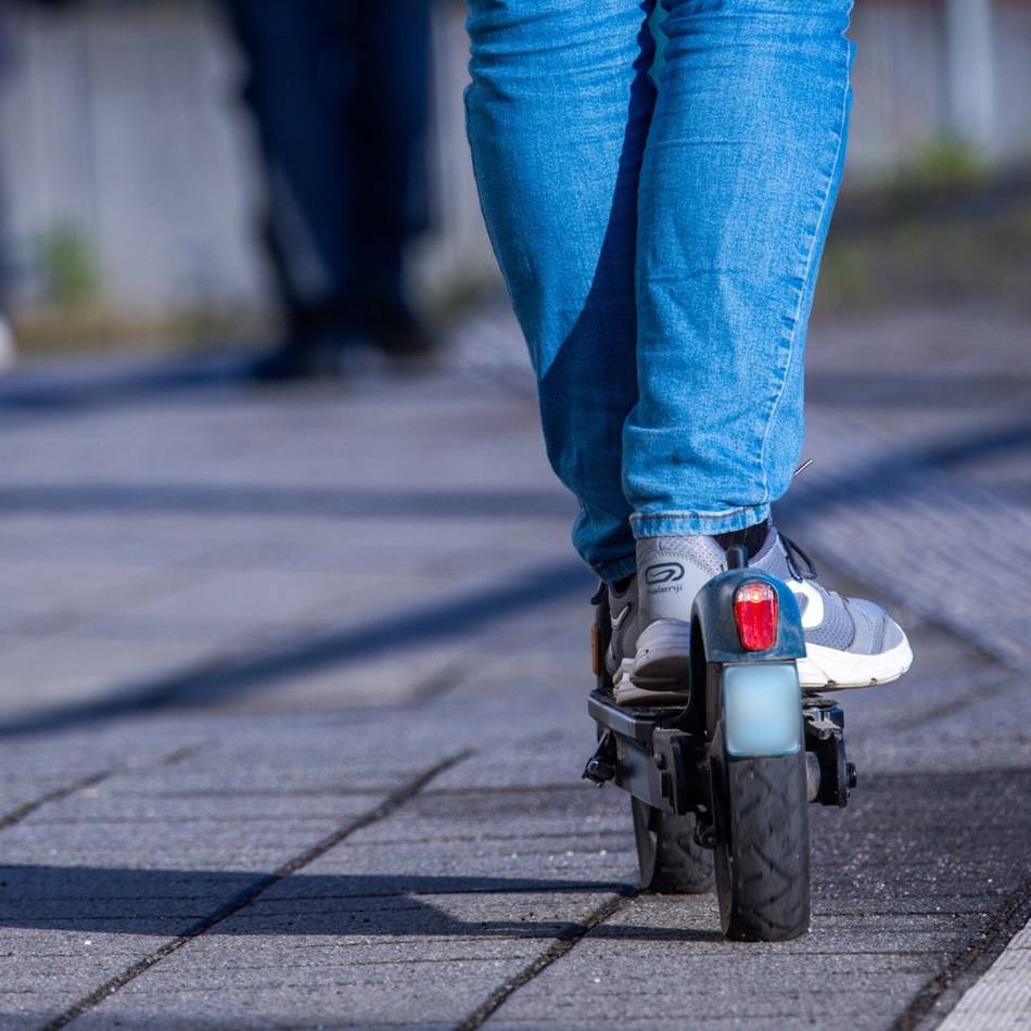 Unfall in Voerde: Radfahrer kollidiert mit E-Scooter – Fahrer flüchtet