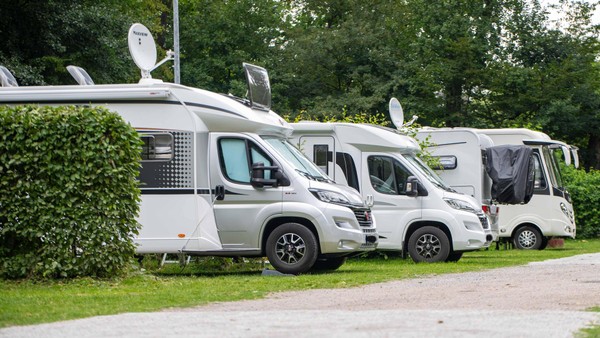Urlaub mit dem Wohnmobil am Rhein in Voerde? Stadt soll Stellplatzangebot prüfen