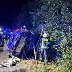 Verkehrsunfall in Dinslaken: Auto kippt auf die Seite – drei Verletzte