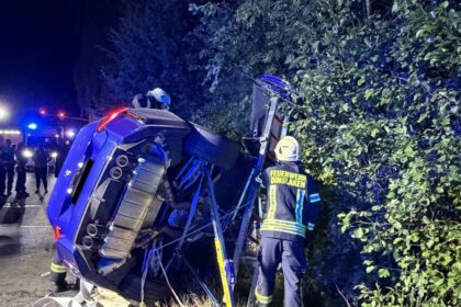 Verkehrsunfall in Dinslaken: Auto kippt auf die Seite – drei Verletzte
