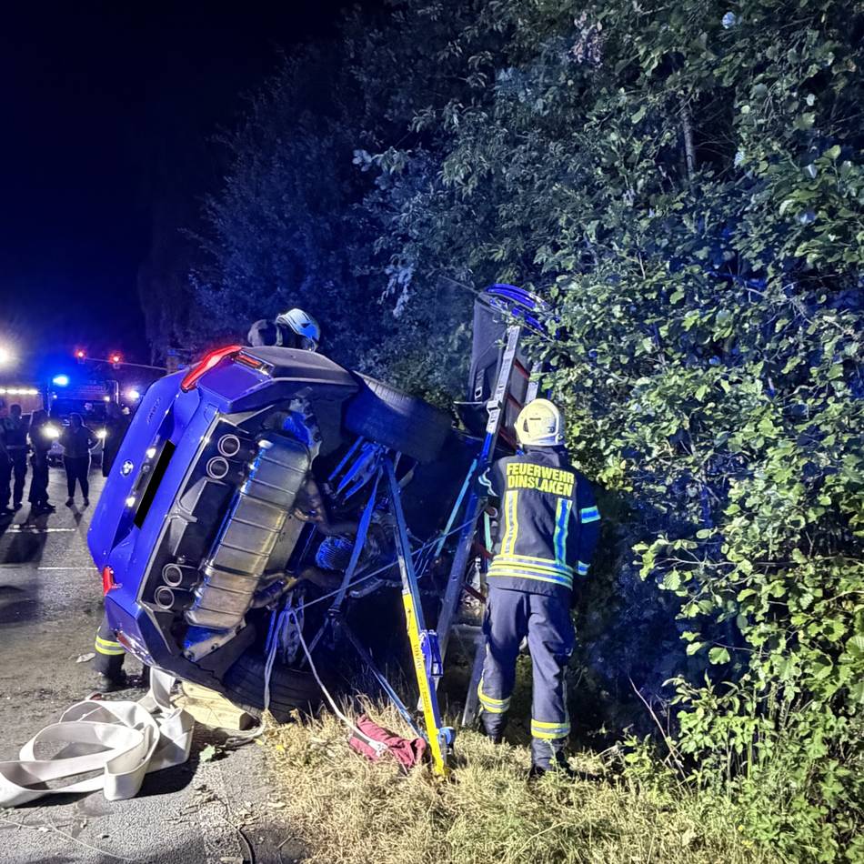 Verkehrsunfall in Dinslaken: Auto kippt auf die Seite – drei Verletzte