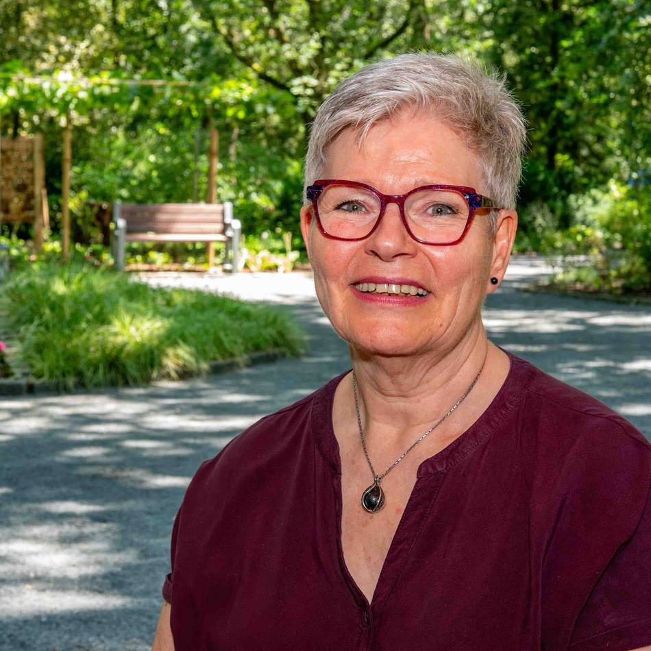 Voerderin darf beerdigen: „Der Friedhof kann ein friedvoller Ort sein, der Kraft gibt“