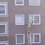 Vorfall in Voerde: Feuerwehr rettet eingeklemmte Katze aus gekipptem Fenster