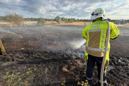 3000 Quadratmeter in Flammen – Feuerwehr Hünxe löscht Brand auf Feld