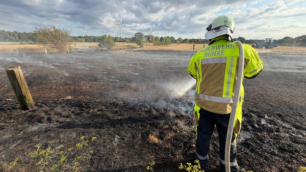 3000 Quadratmeter in Flammen – Feuerwehr Hünxe löscht Brand auf Feld