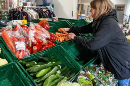 Alltag in Dinslakener Tafel: „Niemand soll sich schämen, hierher zu kommen“