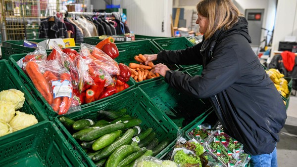 Alltag in Dinslakener Tafel: „Niemand soll sich schämen, hierher zu kommen“