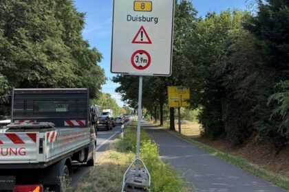 B8 Dinslaken: Neue Schilder warnen vor neuer Durchfahrtshöhe