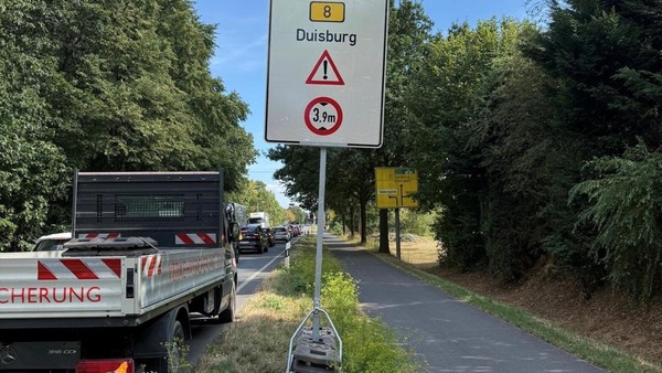 B8 Dinslaken: Neue Schilder warnen vor neuer Durchfahrtshöhe