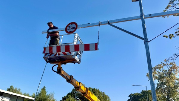 B8-Unterführung Dinslaken wieder gesperrt: Neues Schild hat nicht lange gehalten