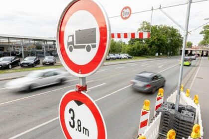 Bahn überrascht: Weseler Straße (B8) in Dinslaken voll gesperrt