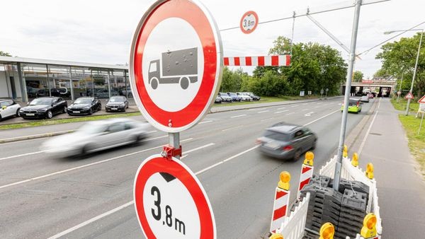 Bahn überrascht: Weseler Straße (B8) in Dinslaken voll gesperrt