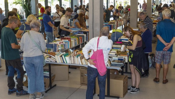 Bücherverkauf zum Kilopreis an den Din-Tagen 2026: Massenweise Lesestoff wartet