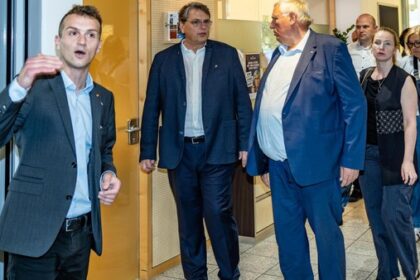 Caritas präsentiert Minister Laumann Hitzeschutz-Lösung: So bleiben Stationen kühl