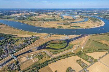 Dinslaken und Voerde von oben: Der Rhein bei Dürre – vorher und nachher