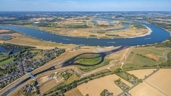 Dinslaken und Voerde von oben: Der Rhein bei Dürre – vorher und nachher