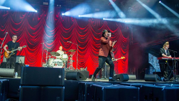 Dinslakener Sommerkultur: Maximale Energie mit Maximo Park im Burgtheater