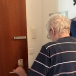 Dreiste Diebe nehmen selbst die Eheringe mit – Seniorin wird in Wohnung bedrängt